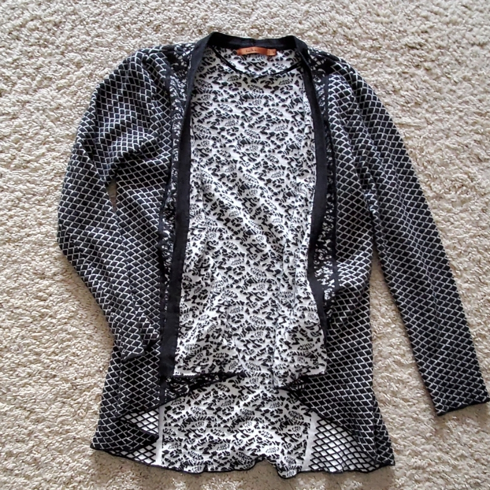 Beautiful Gray & Ivory Belldini sweater Medium